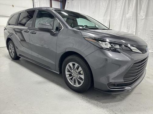 2025 Toyota Sienna LE