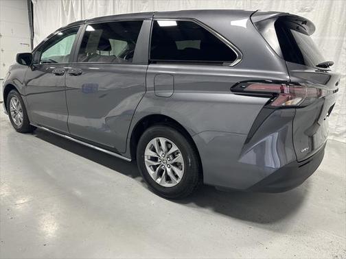 2025 Toyota Sienna LE