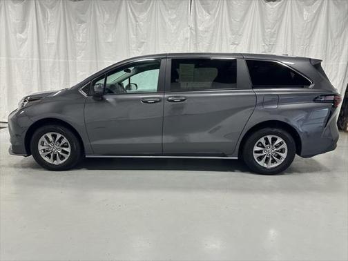 2025 Toyota Sienna LE