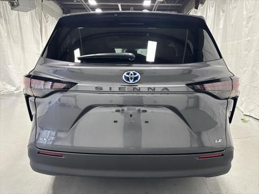 2025 Toyota Sienna LE