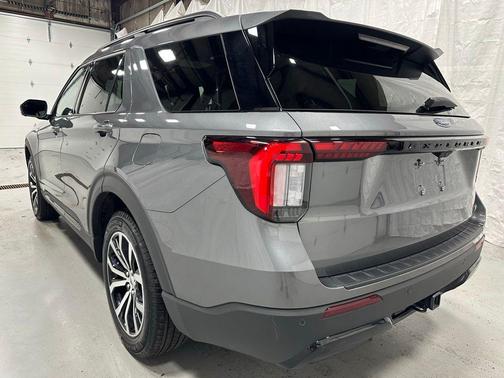 Carbonized Gray Metallic 2025 Ford Explorer ST-Line
