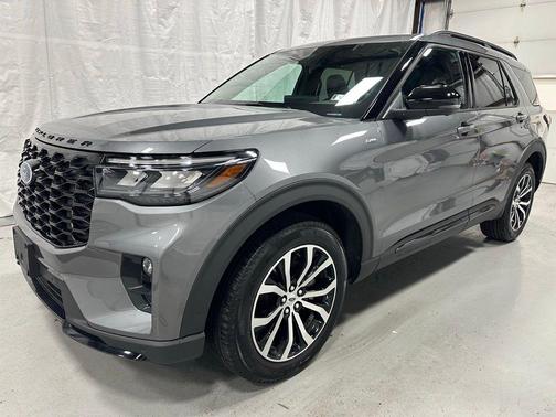 Carbonized Gray Metallic 2025 Ford Explorer ST-Line