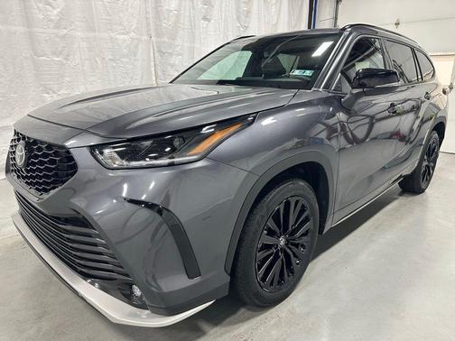 Magnetic Gray Metallic 2025 Toyota Highlander XSE
