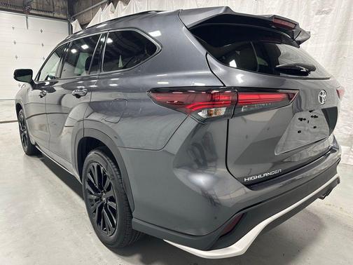 Magnetic Gray Metallic 2025 Toyota Highlander XSE