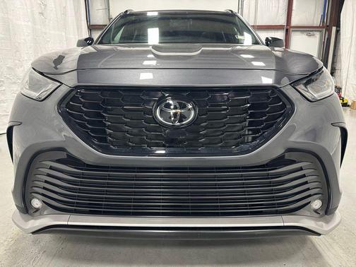 Magnetic Gray Metallic 2025 Toyota Highlander XSE