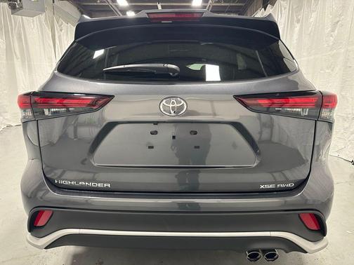 Magnetic Gray Metallic 2025 Toyota Highlander XSE