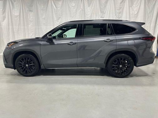 Magnetic Gray Metallic 2025 Toyota Highlander XSE