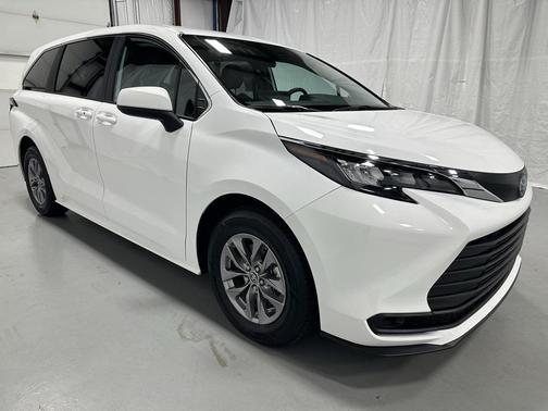 2025 Toyota Sienna LE