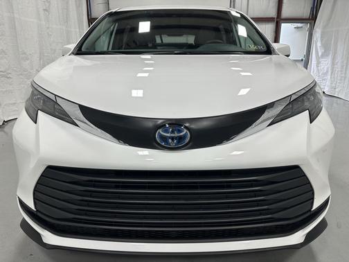 2025 Toyota Sienna LE