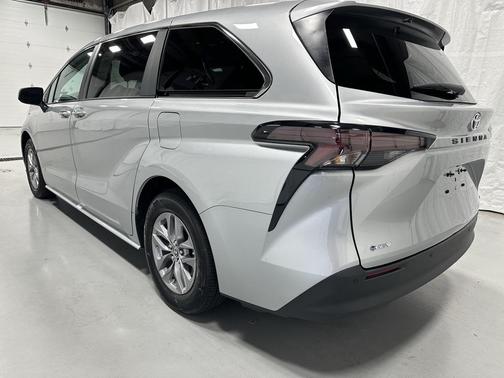 2025 Toyota Sienna XLE 8 Passenger