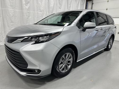 2025 Toyota Sienna XLE 8 Passenger