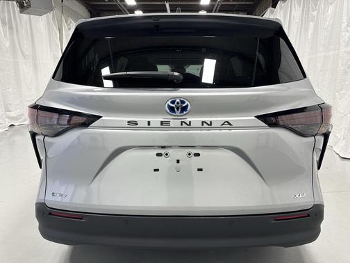 2025 Toyota Sienna XLE 8 Passenger