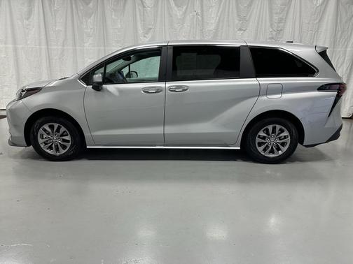 2025 Toyota Sienna XLE 8 Passenger