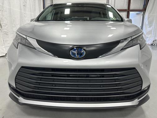 2025 Toyota Sienna XLE 8 Passenger