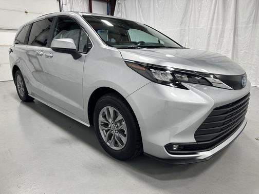 2025 Toyota Sienna XLE 8 Passenger