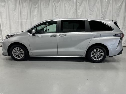 2025 Toyota Sienna XLE 8 Passenger