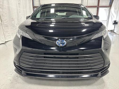 2025 Toyota Sienna Woodland Edition