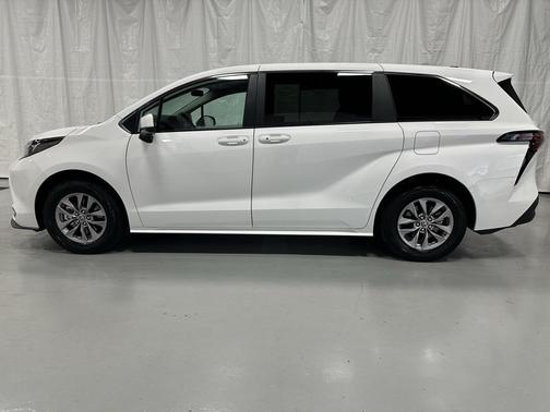 2025 Toyota Sienna LE