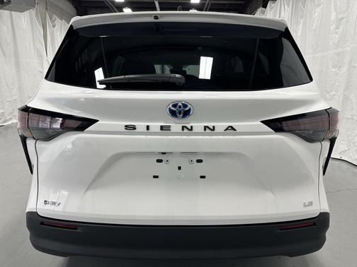 2025 Toyota Sienna LE