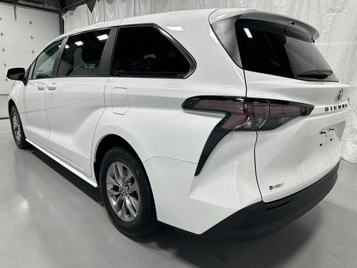 2025 Toyota Sienna LE