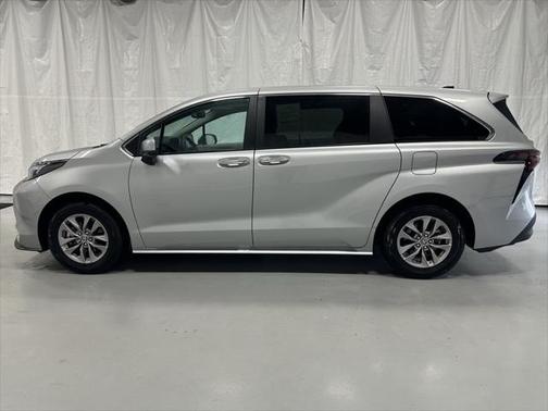 2024 Toyota Sienna XLE 8 Passenger