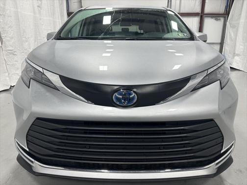 2024 Toyota Sienna XLE 8 Passenger