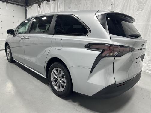 2024 Toyota Sienna XLE 8 Passenger