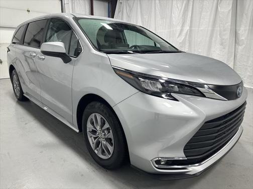 2024 Toyota Sienna XLE 8 Passenger
