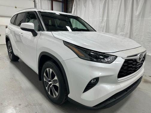 Wind Chill Pearl 2025 Toyota Highlander XLE