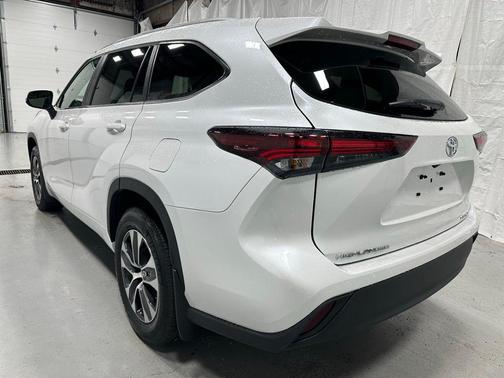 Wind Chill Pearl 2025 Toyota Highlander XLE