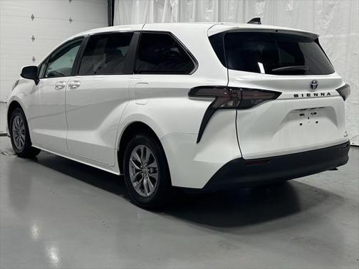 2024 Toyota Sienna LE