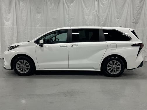 2024 Toyota Sienna LE