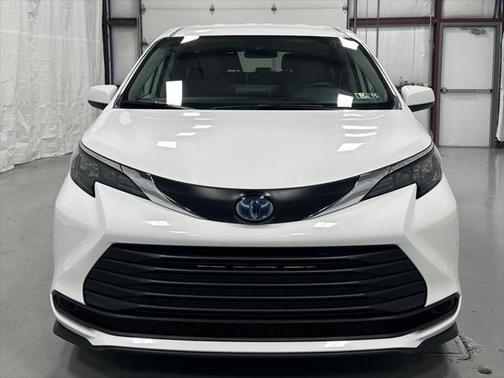 2024 Toyota Sienna LE