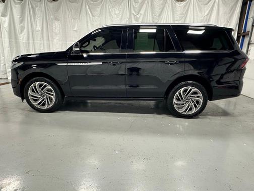 Infinite Black Metallic Clearcoat 2025 Lincoln Navigator Reserve
