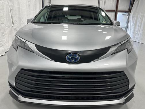 2025 Toyota Sienna LE