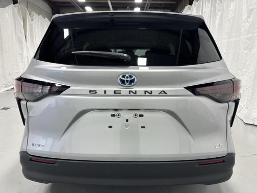 2025 Toyota Sienna LE