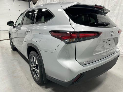 Celestial Silver Metallic 2025 Toyota Highlander XLE