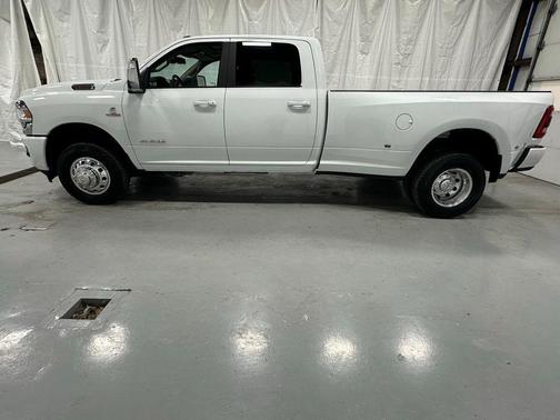 2024 RAM 3500 Laramie Crew Cab 4x4 8' Box