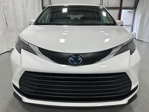 2025 Toyota Sienna LE