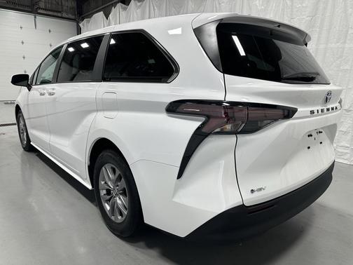 2025 Toyota Sienna LE