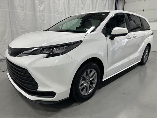 2025 Toyota Sienna LE