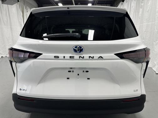 2025 Toyota Sienna LE
