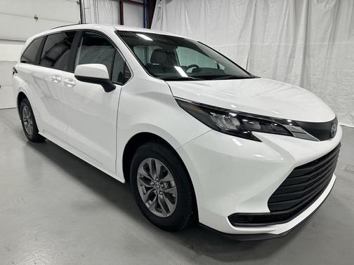 2025 Toyota Sienna LE