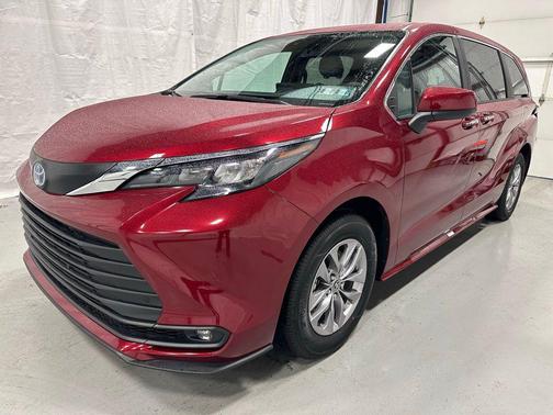 2025 Toyota Sienna XLE