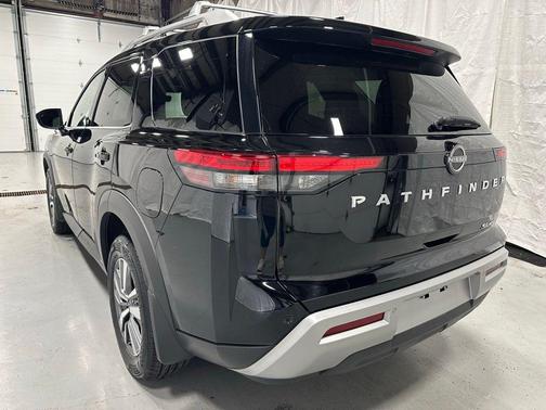 Super Black 2024 Nissan Pathfinder SL 4WD