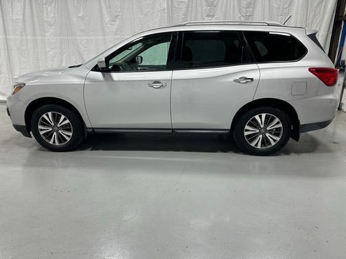 2017 Nissan Pathfinder SL