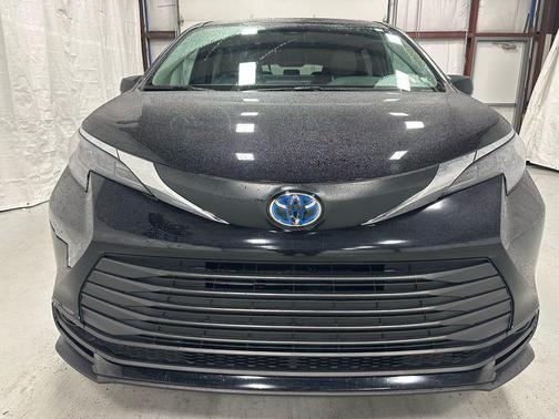 2025 Toyota Sienna LE