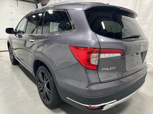 Modern Steel Metallic 2022 Honda Pilot Touring 8-Passenger
