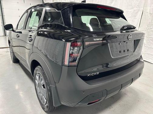 Super Black 2025 Nissan Kicks S