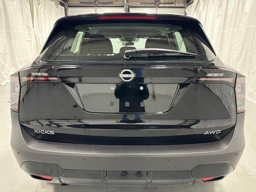 Super Black 2025 Nissan Kicks S
